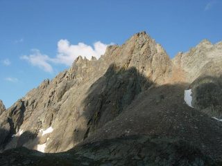 La Vierge. Al centro lo Sperone Est. A dx il Colle ed il canale di discesa