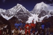 gruppo al completo al cospetto di cime andine stupende