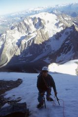 salendo i ripidi pendii innevati della Spalla Isler