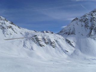 il colle del G.S. Bernardo in vista  con la galleria paravalanghe