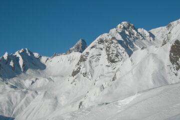 Spuntano le Grandes Jorasses   I   Les Grandes Jorasses émergent   I   The Grandes Jorasses popping out   I   Die Grande Jorasses taucht auf   I   Sobresalen las Grandes Jorasses