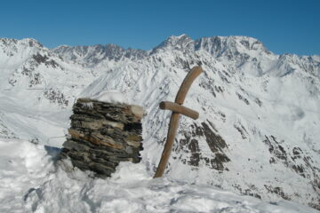 La croce di vetta   I   La croix du sommet   I   The summit cross   I   Das Gipfelkreuz   I   La cruz que corona la cima