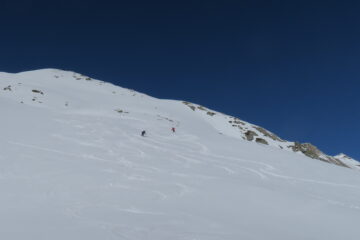 Si scende su pendii perfetti per lo sci   I   On descende sur des pentes parfaites pour le ski   I   Perfect slopes for the descent   I   Man fährt auf perfekten Skihängen ab   I   Bajando por pendientes ideales para esquiar