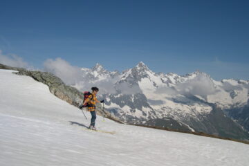 Sullo sfondo il Dolent   I   Le Mont Dolent en toile du fond   I   The Dolent in the background   I   Im Hintergrund der Dolent   I   Al fondo el Dolent