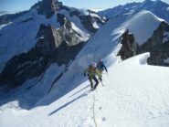 Inizio del pendio ripido su neve