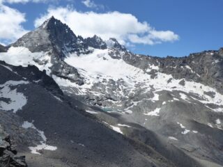 Dalla cima Herbetet e, con nuvole in cima, Montandaynè e Piccolo Paradiso.