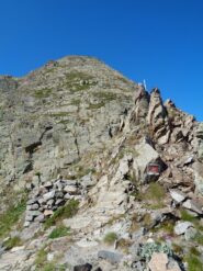 la partenza della cresta con i bolli rossi vista dal colle di Rostagno
