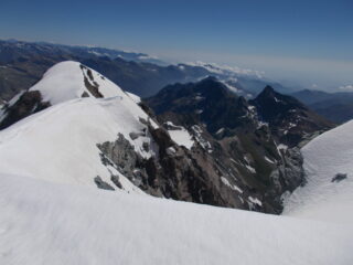 la cresta percorsa da ormai prossimo alla vetta..riconoscibie a dx al fondo l'Uja di Mondrone..