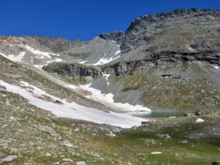 Il lago della Vecchia e, al centro foto, la pietraia di salita al Giusalet