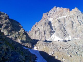 la pietraia  e la parete NE  del Monviso