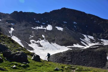 Salendo verso il Col Roddet. A dx. la Punta del Rosset m 3101.