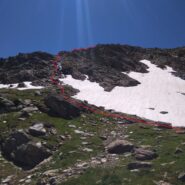 In rosso passaggio tutto a sx (salendo) del nevaietto per non pestare neve