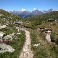 sentiero  per il col du Barbier e Pierre Menue sulla dx 