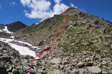 Il Mt. Vallettaz visto dal panettone erboso. In rosso il percorso di salita, con tratteggiata la parte non visibile