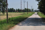 Sulla strada per Casterno. A sinistra l’agriturismo La Barcella .