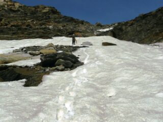 Discesa faccia a monte dalla cresta.