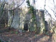 Dalla Cornabusa Salgo il bosco passando ad una vecchia casa. diroccata.