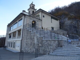 Risalito al Santuario della Cornabusa riprendo il sentiero fatto all'andata per casa.