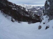 In discesa scendo diretto nel canalone sci alpinistico.