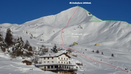 Panorama dal Rif.Casari sul versante ovest del M.Sodadura. In verde la salita sulla cresta SO. In rosso la discesa a goccia del versante Ovest.