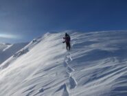 in discesa sulla cresta su neve ventata 