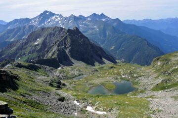 Veduta verso Sud sui Laghi di Estoul dalla vetta