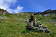 Uno sguardo all'indietro scendendo verso i laghi di Estoul, con la Punta Valnera in fondo