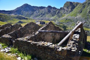 Ruderi di baraccamenti militari e la Punta Cornur