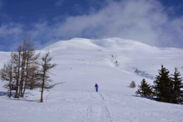 Salendo verso il crestone sud-ovest della Leissé