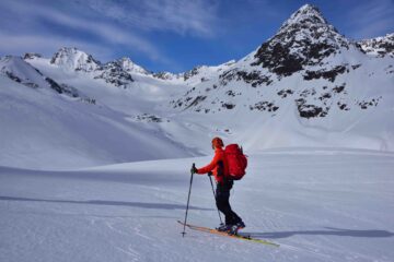 Salendo dalla Jamtal Hutte verso lo Chalausferner