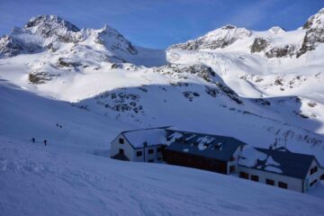 Wiesbadener Hutte (m 2443) con il Piz Buin sullo sfondo