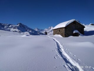 La baita isolata ai bordi del pianoro dell'alpe del Conte (foto A. Valfrè).