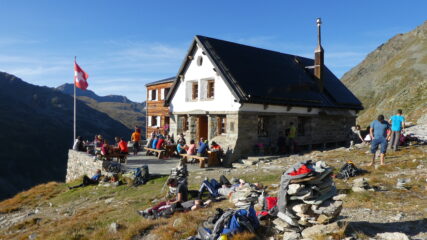 la Turtmann Hutte, ottimo punto d'appoggio per la salita