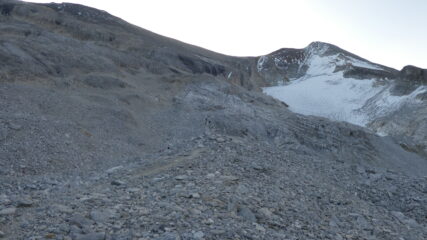 le immense pietraie che portano verso lo Schollijoch e i Barrhorn