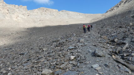 risalendo le immense pietraie della parte terminale del Vallone Clapiera