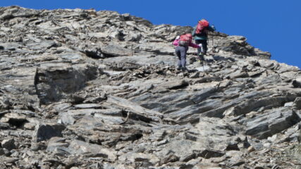 salendo la cresta detritica e di facili roccette che porta in cima